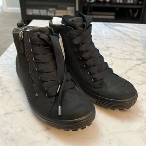 NWT Ecco faux fur lined booties